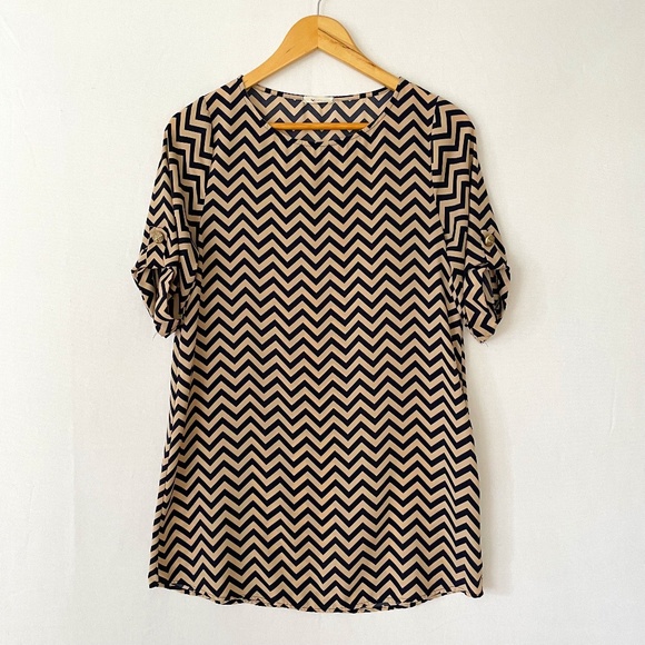 EVERLY Women's Size Small Navy Tan Chevron Short Sleeve Shift Mini Dress - Picture 1 of 7